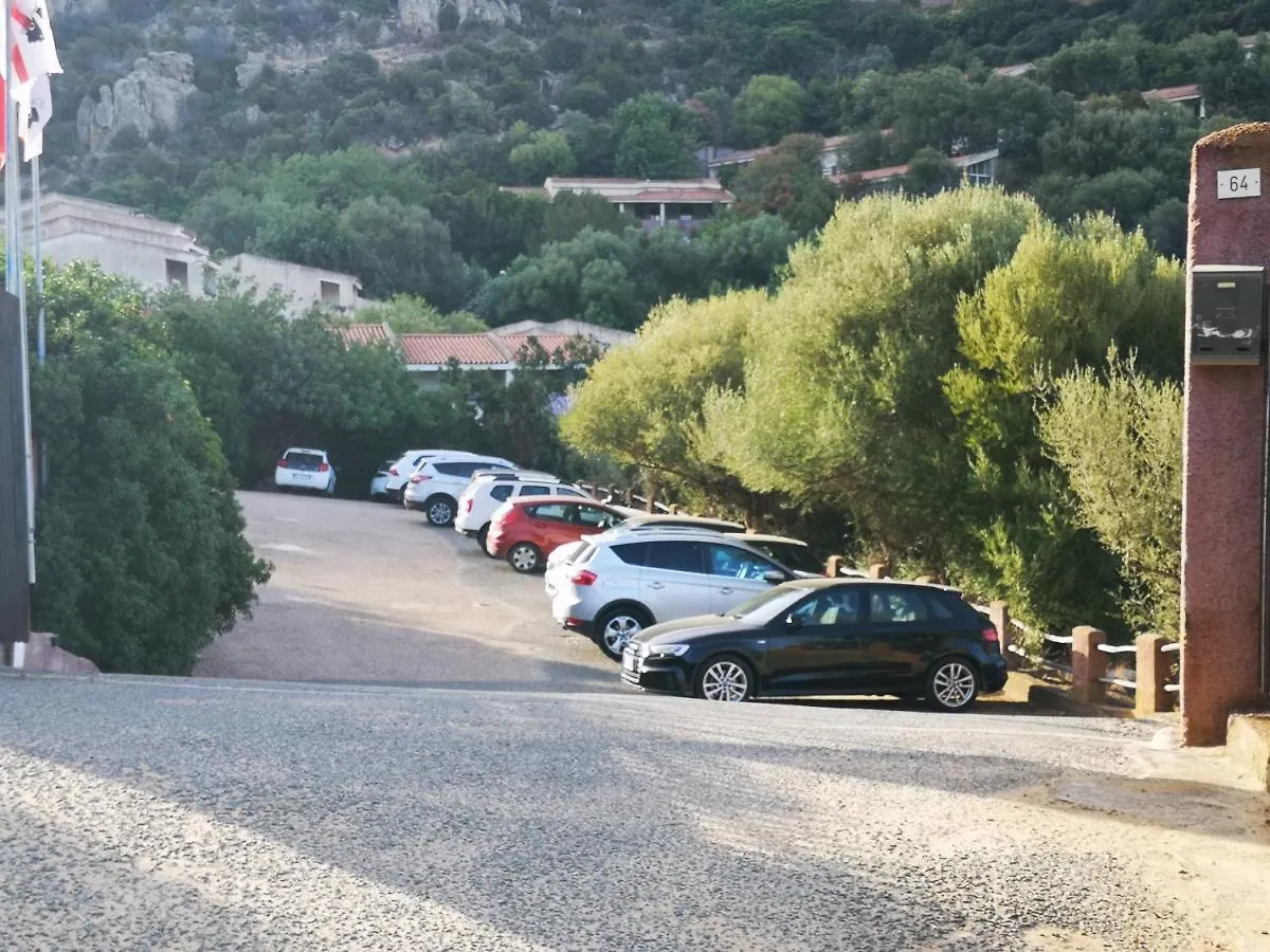 a 10 chilometri da Villasimius e 2 dalla spiaggia di Solanas 0*,  Italia