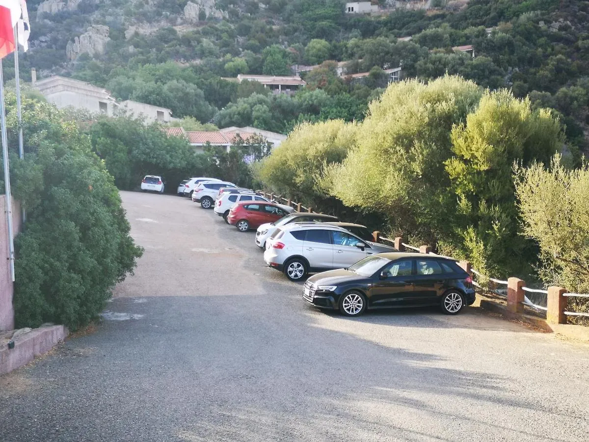 a 10 chilometri da Villasimius e 2 dalla spiaggia di Solanas Italia