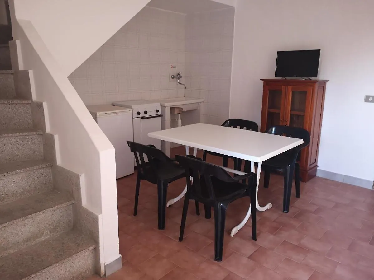 a 10 chilometri da Villasimius e 2 dalla spiaggia di Solanas