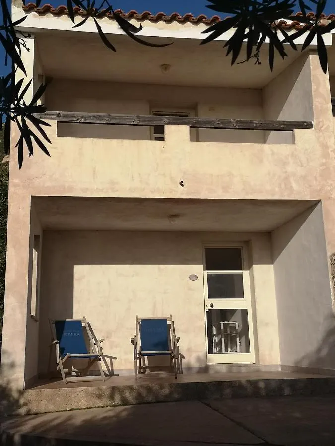 a 10 chilometri da Villasimius e 2 dalla spiaggia di Solanas