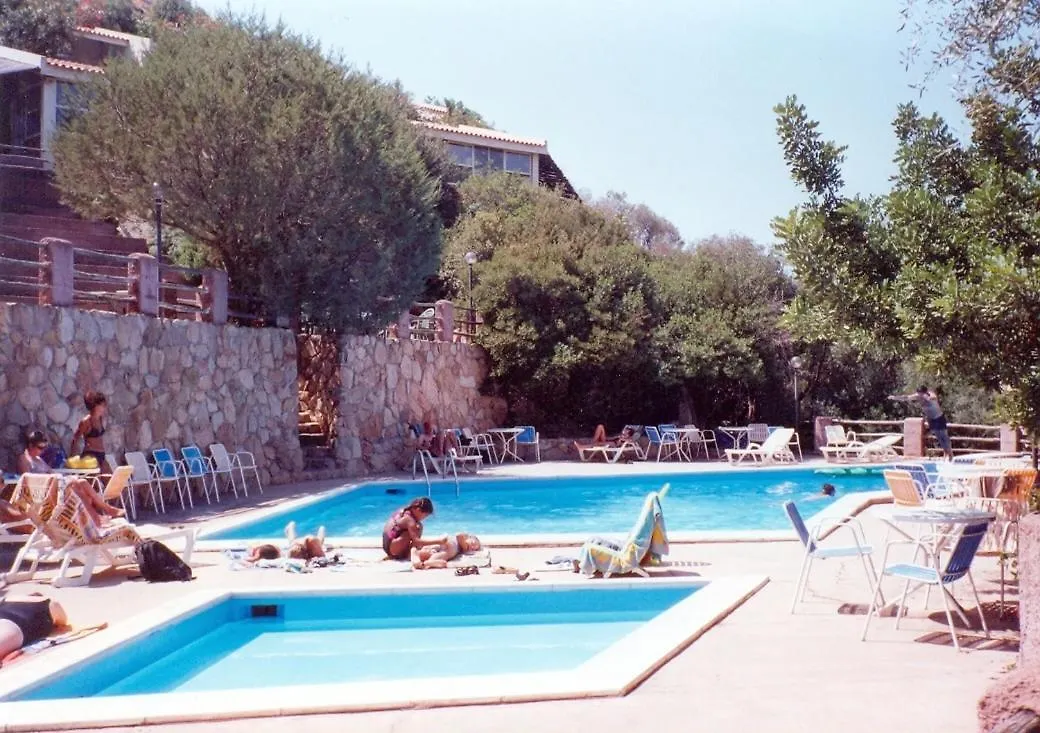 a 10 chilometri da Villasimius e 2 dalla spiaggia di Solanas